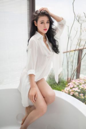 厨房娇妻被朋友胯下挺进视频